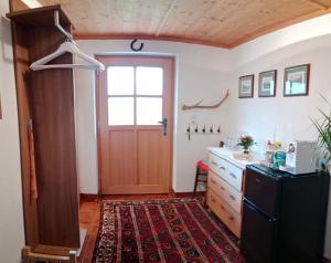 阿尔陶塞Haus Horvath Bett und Brot的厨房配有黑色冰箱和门