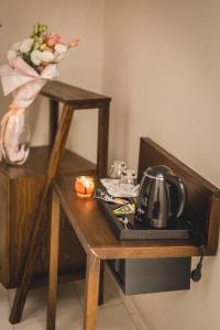 波德戈里察Casa Ra的一张小木桌,上面装有茶壶