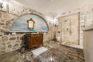 波德戈里察Casa Ra的石质浴室设有水槽和淋浴。