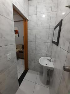 圣保罗Motel reality的白色的浴室设有水槽和镜子