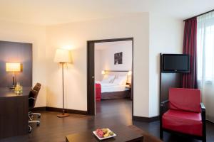 维也纳维也纳都市NH酒店的酒店客房,配有床和镜子