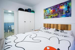 莱斯卡瑟斯-达尔卡纳Saras的一间卧室配有一张壁画床