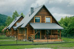 韦特利纳Bieszczadzka Ostoja的小木屋,带金属屋顶