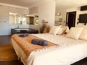 圣马克西姆Villa Jungle Beach的一间卧室配有一张大床和两个枕头