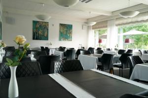 斯坎讷堡斯堪德伯豪斯酒店的一间带桌椅和鲜花的用餐室
