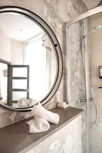 诺丁汉Lace Market Hotel的一间带镜子和毛巾的浴室