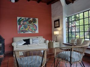 圣萨尔瓦多德朱CampoMora- 5 min del Centro - CONFORT - Parrilla & Pileta的客厅配有沙发和两把椅子