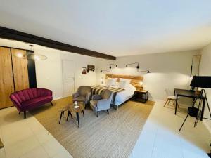 塞莱斯塔Zewwelatreppler - La Grange aux Petits Oignons - Chambre Cigogne的酒店客房,配有一张床和一张红色椅子
