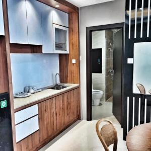 名古屋Sleptopia@ formosa residence APARTMENT 70M2 W/ best interior & view in town的厨房配有水槽和卫生间