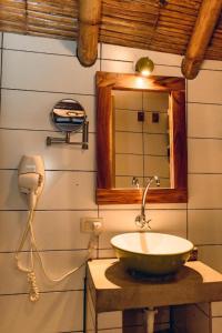 蒙塔尼塔蒂基凌波酒店的一间带水槽和镜子的浴室