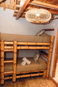 蒙塔尼塔蒂基凌波酒店的客房设有一张带轻型的木制双层床。