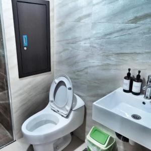 名古屋Sleptopia@ formosa residence APARTMENT 70M2 W/ best interior & view in town的一间带卫生间和水槽的浴室