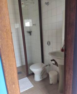 圣湖镇Das Marias Hostel的一间带卫生间和水槽的浴室