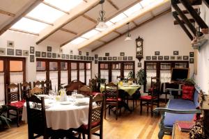 Santa LucíaHotel Museo Cayara的一间带桌椅和时钟的用餐室