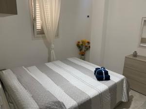 托雷奥沃La Conchiglia的一间卧室,配有一张蓝色袋子的床