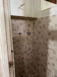 Puerto NariñoFlor de la selva的带淋浴的浴室,铺有瓷砖地板。