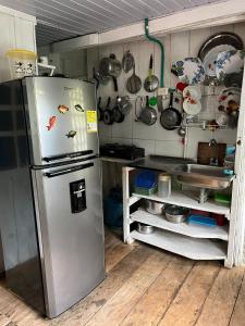 Puerto NariñoFlor de la selva的一间厨房,里面配有不锈钢冰箱