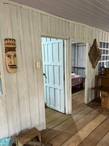 Puerto NariñoFlor de la selva的墙上有门罩的房间