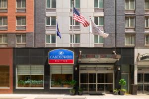 纽约纽约时代广场烛木套房酒店的享有Cupertino Suites酒店前方的景致