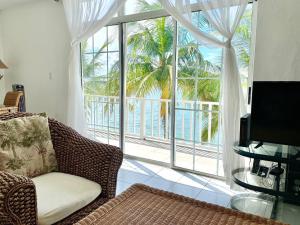 拿骚Sunset Cove - Vacation In Paradise!的带沙发和大窗户的客厅