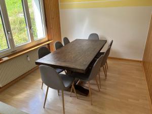 艾姆敦Longstay Montage Monteur Apartements的一间会议室,配有木桌和椅子