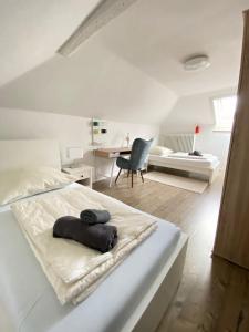 波恩Schulz Apartments Zentrum的白色卧室配有床和书桌