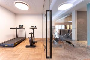 ViechtHotel Traunfall的一间健身房,里面设有跑步机和椭圆机