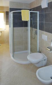 塞尔瓦迪加尔代纳山谷A Sosta的带淋浴、卫生间和盥洗盆的浴室