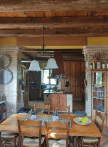 穆尔西亚La Toscana的厨房以及带木桌和椅子的用餐室。