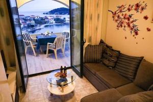 卡利Booking Franov Residence on island Ugljan with the pool, BBQ and beautiful sea-view!的客厅配有沙发和桌子