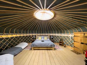 费克纳姆Wild Meadow, Lodge Farm, East Raynham的圆顶帐篷内的一个床位