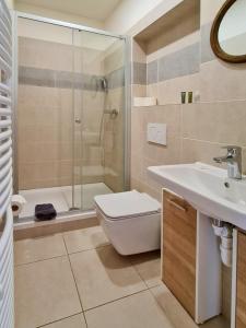 布拉格Apartmán Praha Břevnov的带淋浴、卫生间和盥洗盆的浴室