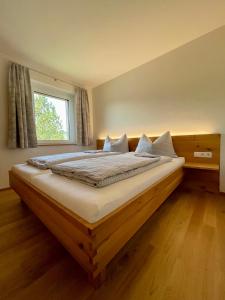 苏尔茨贝格Pension & Gasthof zur Taube的一间卧室设有一张大木床和窗户