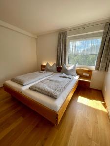 苏尔茨贝格Pension & Gasthof zur Taube的一间卧室设有一张大床和一个窗户。