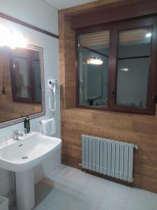 Cabanas de Virtus科尔孔泰Spa酒店的浴室设有白色水槽和镜子