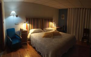 Cabanas de Virtus科尔孔泰Spa酒店的一间卧室配有一张床和一张蓝色椅子