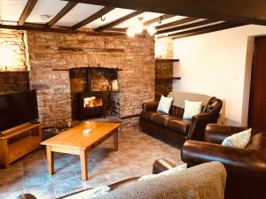 布雷肯Cobblers Cottage in Brecon Beacons的带沙发和壁炉的客厅