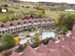 弗农天鹅湖城堡酒店的享有带游泳池的度假村的空中景致