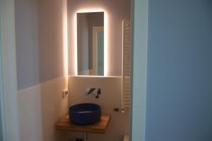 卡梅拉诺La Cicada的浴室设有蓝色水槽和镜子