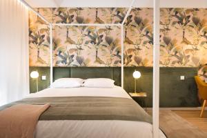 波尔图Savannah Apartment, by Bolhão Residences的一间卧室配有一张带花卉壁纸的床