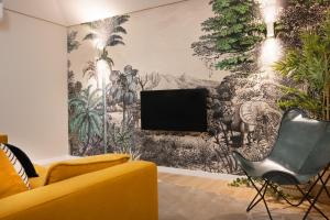 波尔图Savannah Apartment, by Bolhão Residences的客厅配有电视和黄色沙发。