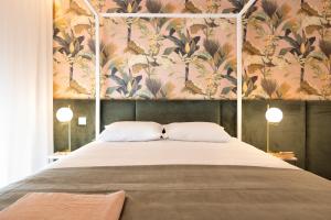 波尔图Savannah Apartment, by Bolhão Residences的一间卧室配有一张带花卉壁纸的大床
