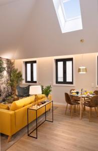 波尔图Savannah Apartment, by Bolhão Residences的客厅配有黄色的沙发和桌子