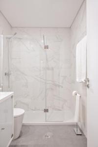 波尔图Savannah Apartment, by Bolhão Residences的带淋浴和卫生间的白色浴室