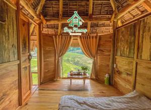 清化Pu Luong - Duy Phuong Homestay的一个房间,有一张床和一个读龙托儿所的标志