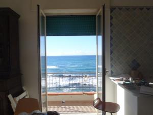 阿西亚罗利La Mouette的客房可通过滑动玻璃门欣赏海景