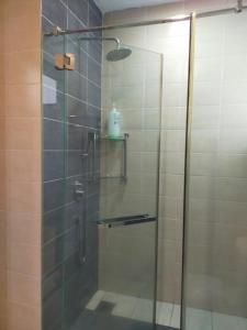 塞贝维Shaftsbury Residence Cyberjaya Wifi, Netflix, Free Parking的浴室里设有玻璃门淋浴