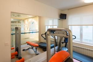 布尔戈斯Hotel Boreal Viento Norte的健身房设有2辆健身自行车和镜子