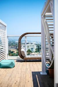 洛杉矶好莱坞西部安达仕酒店 - 凯悦集团概念的阳台设有吊床,享有城市美景。