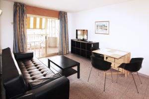 萨洛因达索勒公寓的客厅配有沙发和桌椅